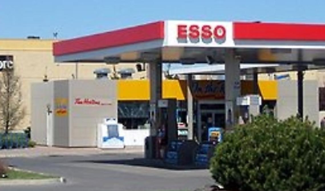 Statale 16, sradicata la cassa continua del distributore di benzina "Esso"