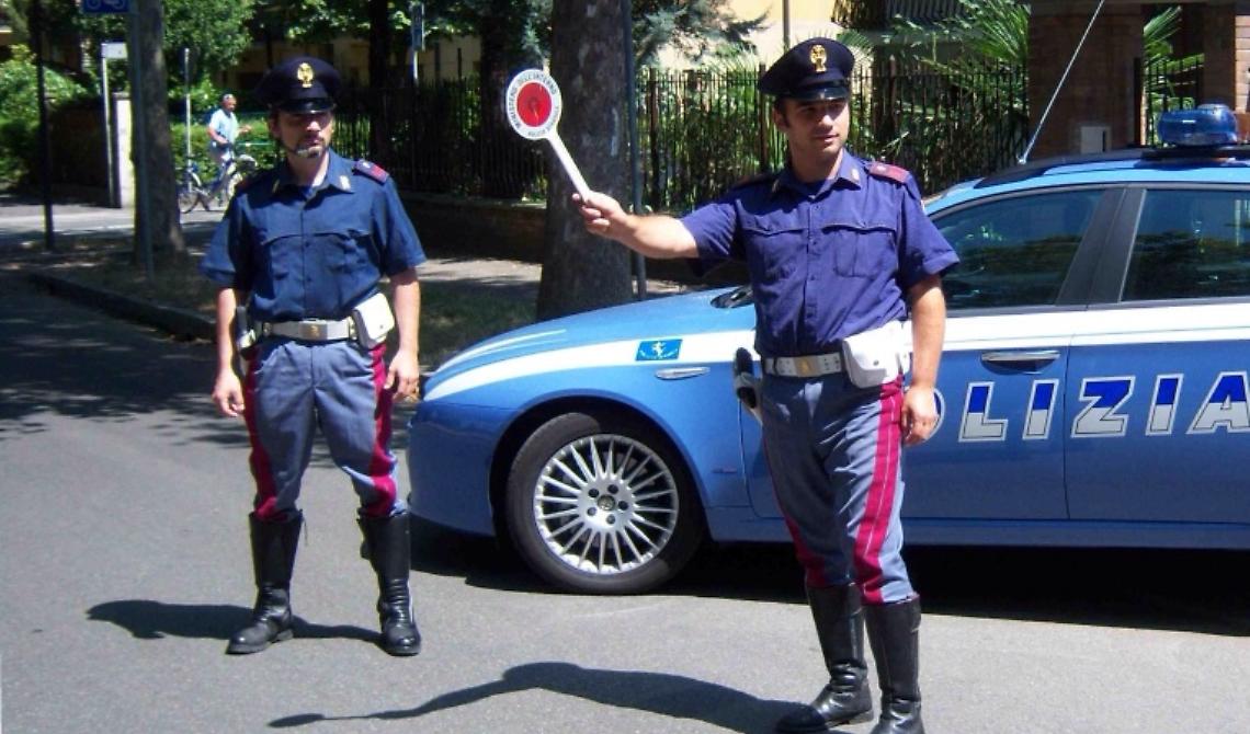 Cerignola, la Polizia acciuffa sorvegliato speciale che aveva appena rubato un'auto