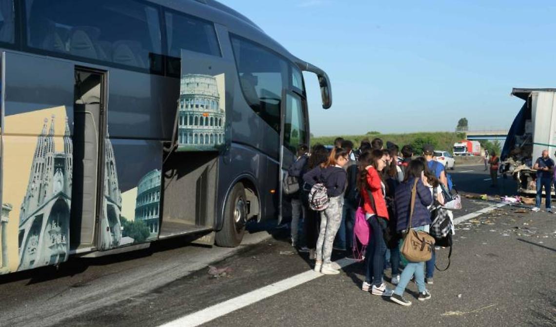Incidente all'alba per un pulman di studenti di Manfredonia che andavano all'Expo