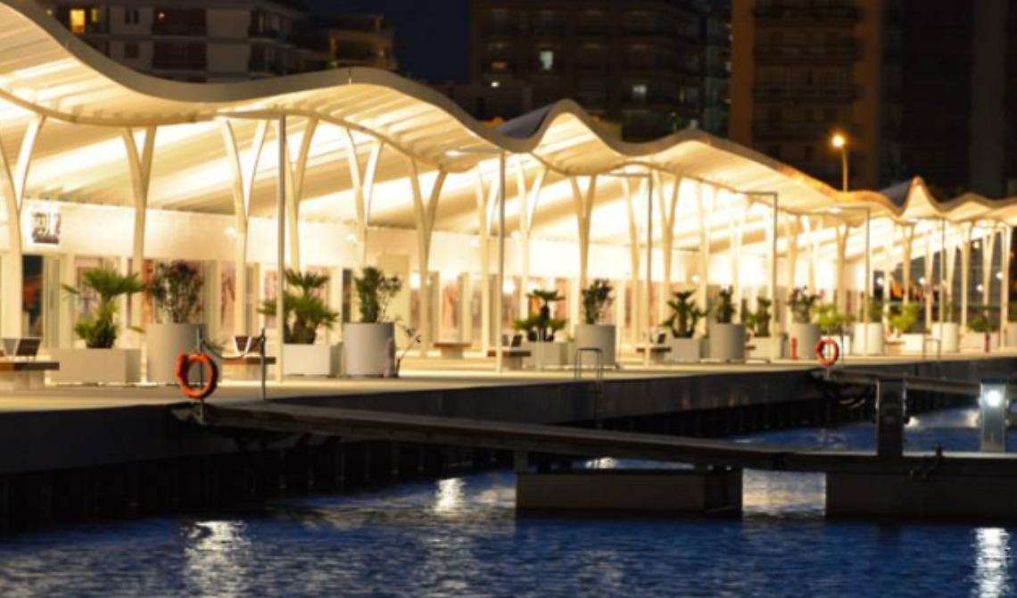 Una fontana  musicale danzante sul porto turistico di Manfredonia 