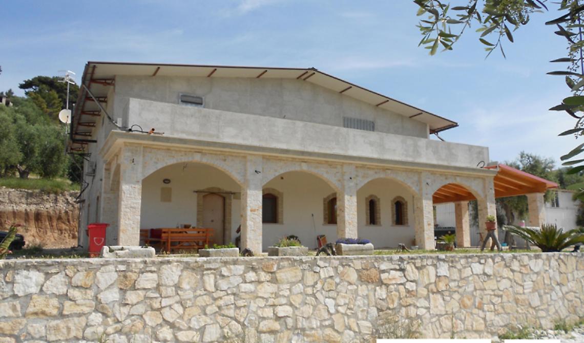 Il Corpo Forestale sequestra una villa e una stalla abusive a Vieste e Mattinata