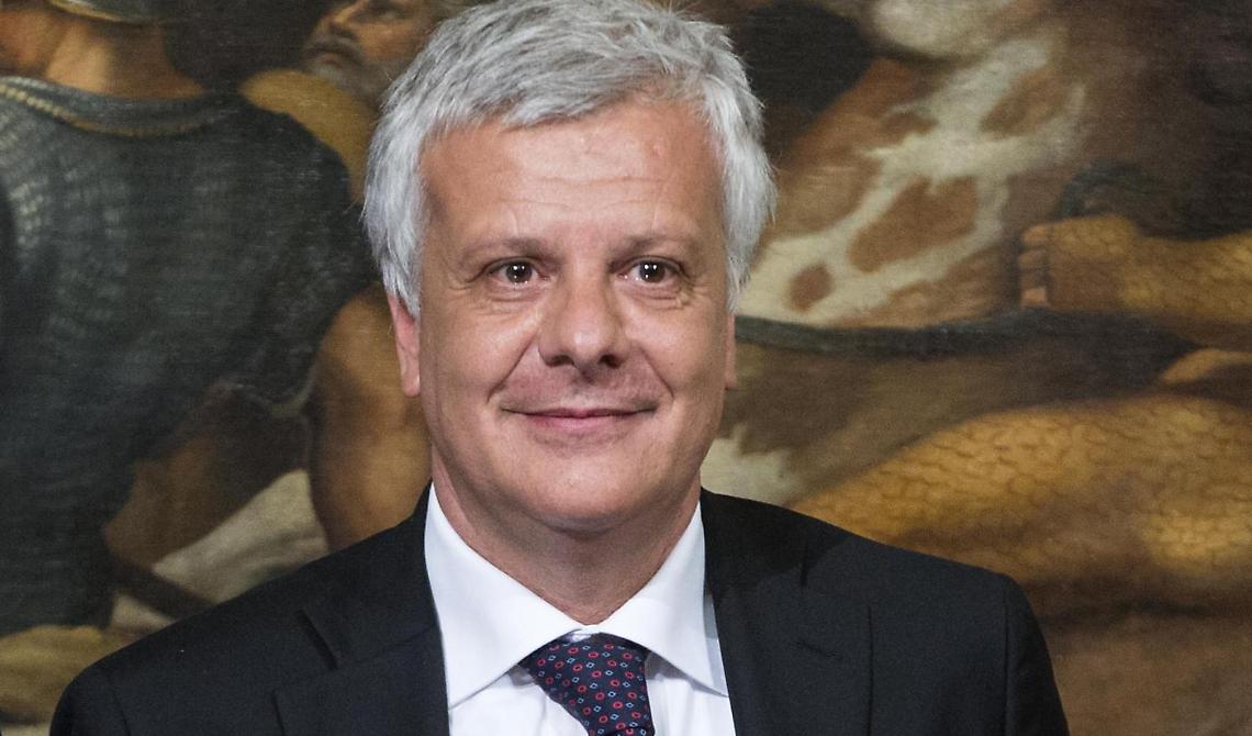 Aeroporto Gino Lisa, il ministro  Galletti firma il decreto per l'allungamento della pista