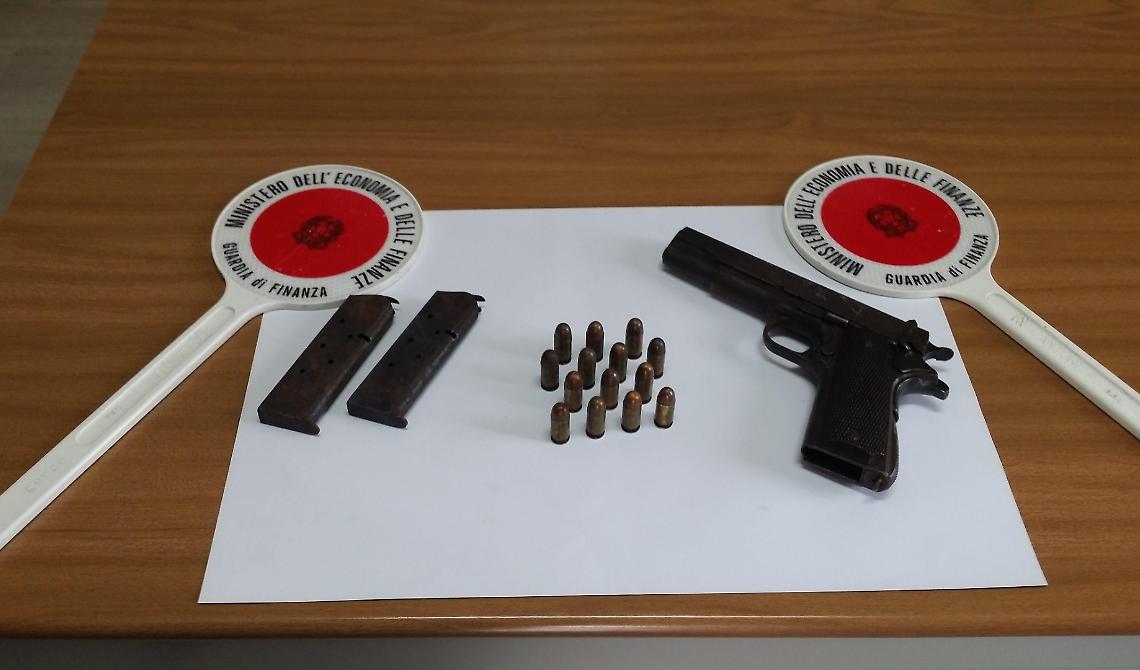 Poggio Imperiale, pistola d'ordinanza americana nascosta in una masseria: arrestato 35enne
