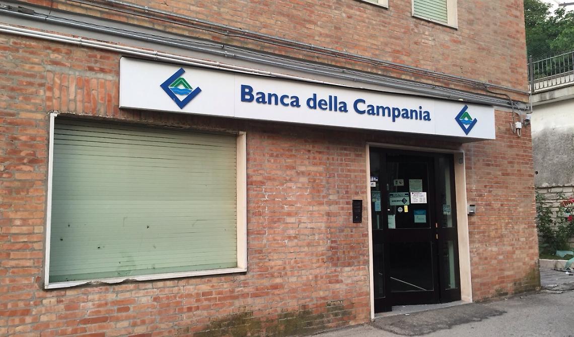 In mezz'ora due  assalti ai bancomat di Biccari e Castelluccio Valmaggiore, banditi in fuga per l'allarme