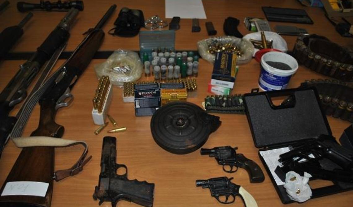  L'armiere della mala con la passione per i serpenti: in casa nascondeva Kalashnikov e revolver