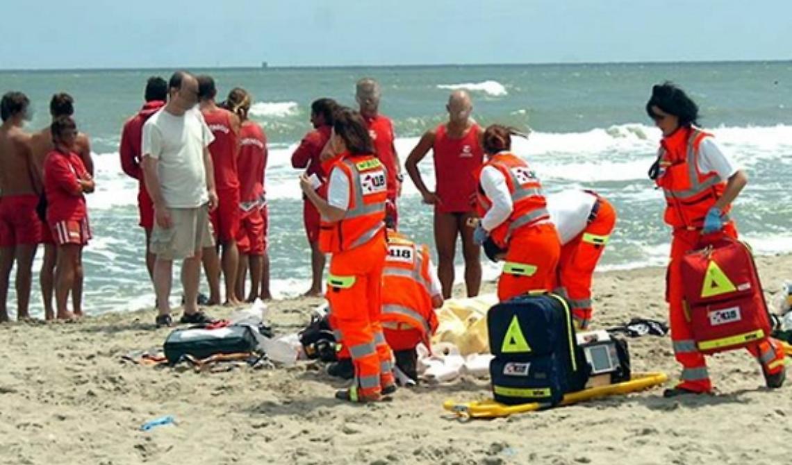 Siponto, tragedia in mare:  muore 65enne