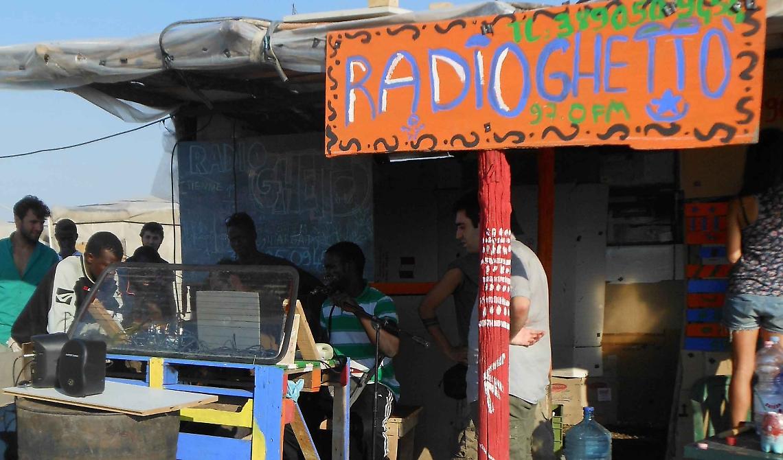 ‏Altro che Facebook, Twitter, Periscope: la vita dei migranti sfruttati la trovi su Radio Ghetto
