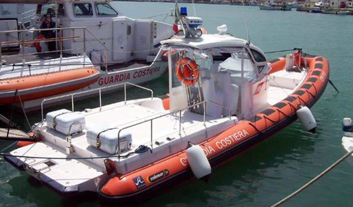 Guardia Costiera mette in salvo imbarcazione con a bordo 8 persone, tra cui una donna in dolce attesa
