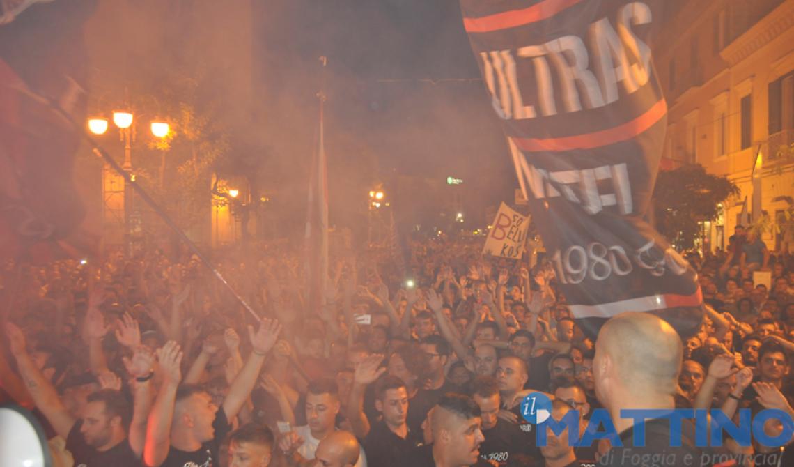 Rientro amaro per i giocatori del Foggia: i tifosi li assaltano e sono costretti a fuggire
