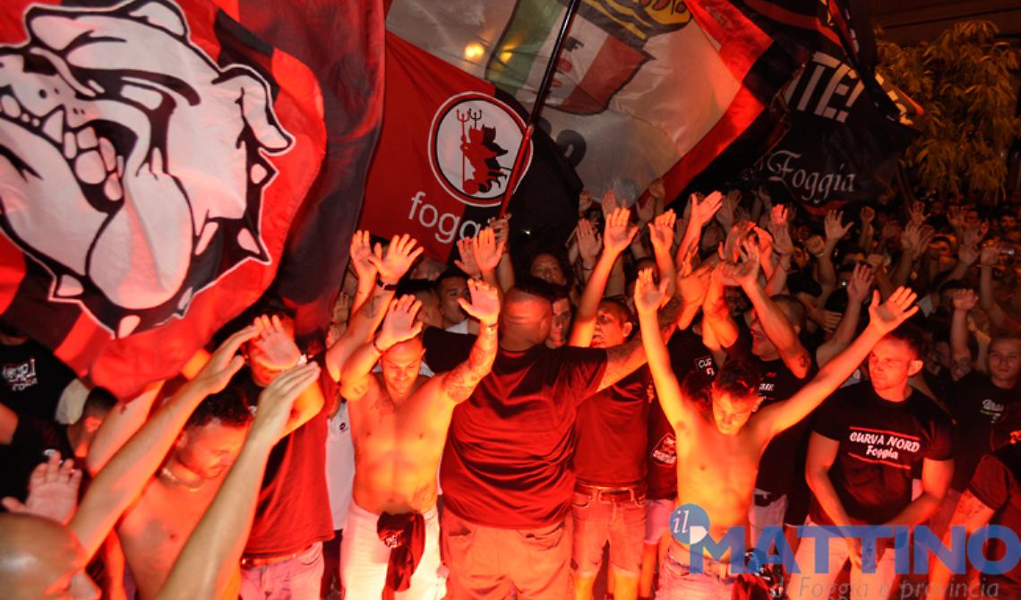 Il derby del San Nicola è «troppo pericoloso»: va vietato ai tifosi foggiani