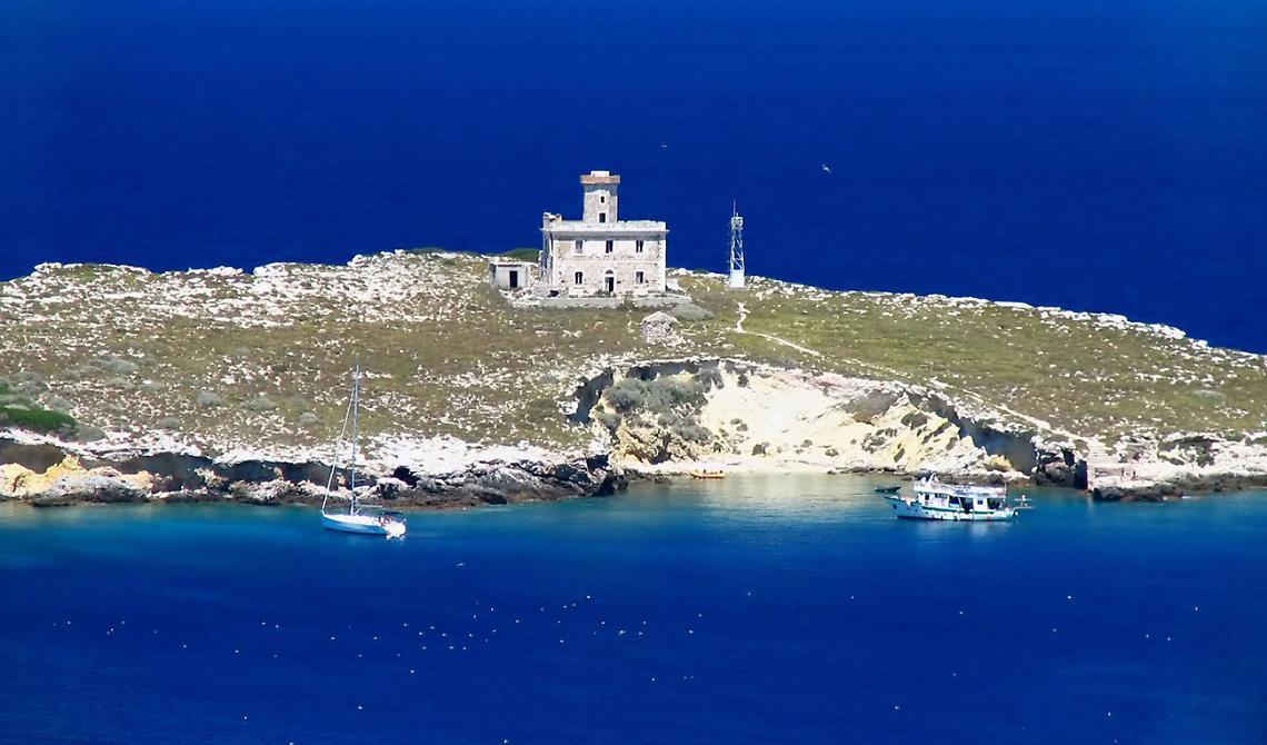 Catena umana alle Tremiti contro le trivelle in mare, Emiliano firma il referendum NoTriv