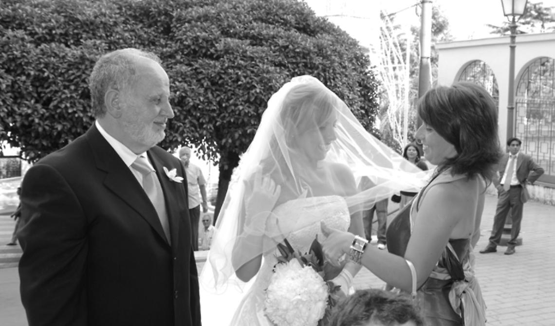 'A fèmmene, quanne se spòse, 'u vòle annanze, e rète