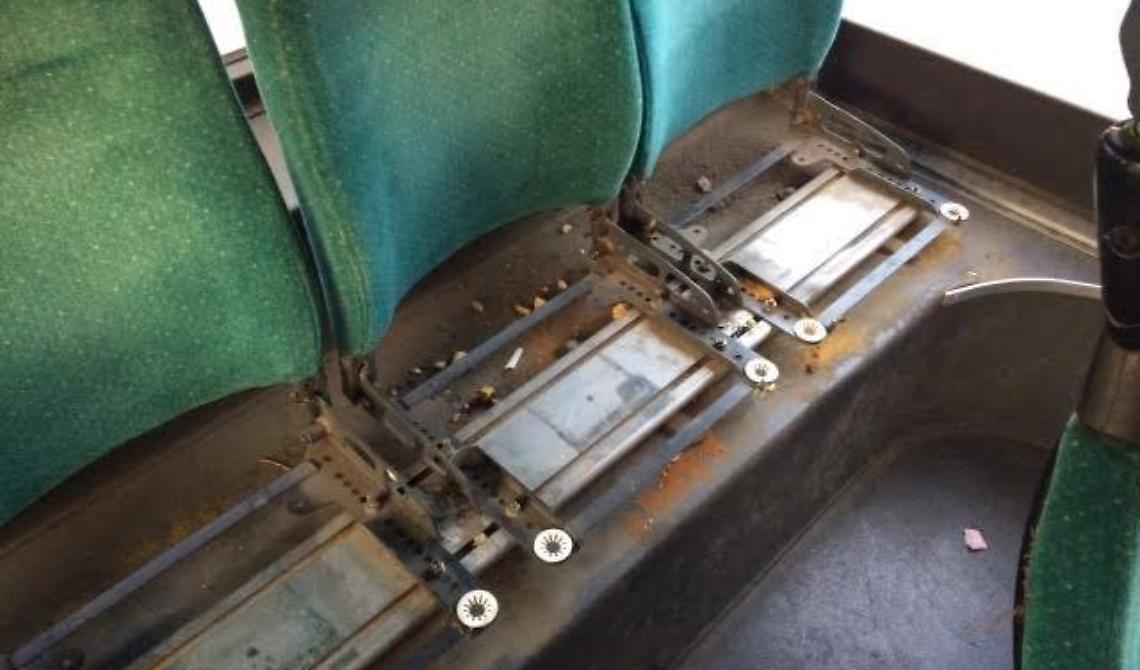 Vandali sull'autobus dell'Ataf: sradicano i sedili e li gettano dalla botola aperta sul tetto