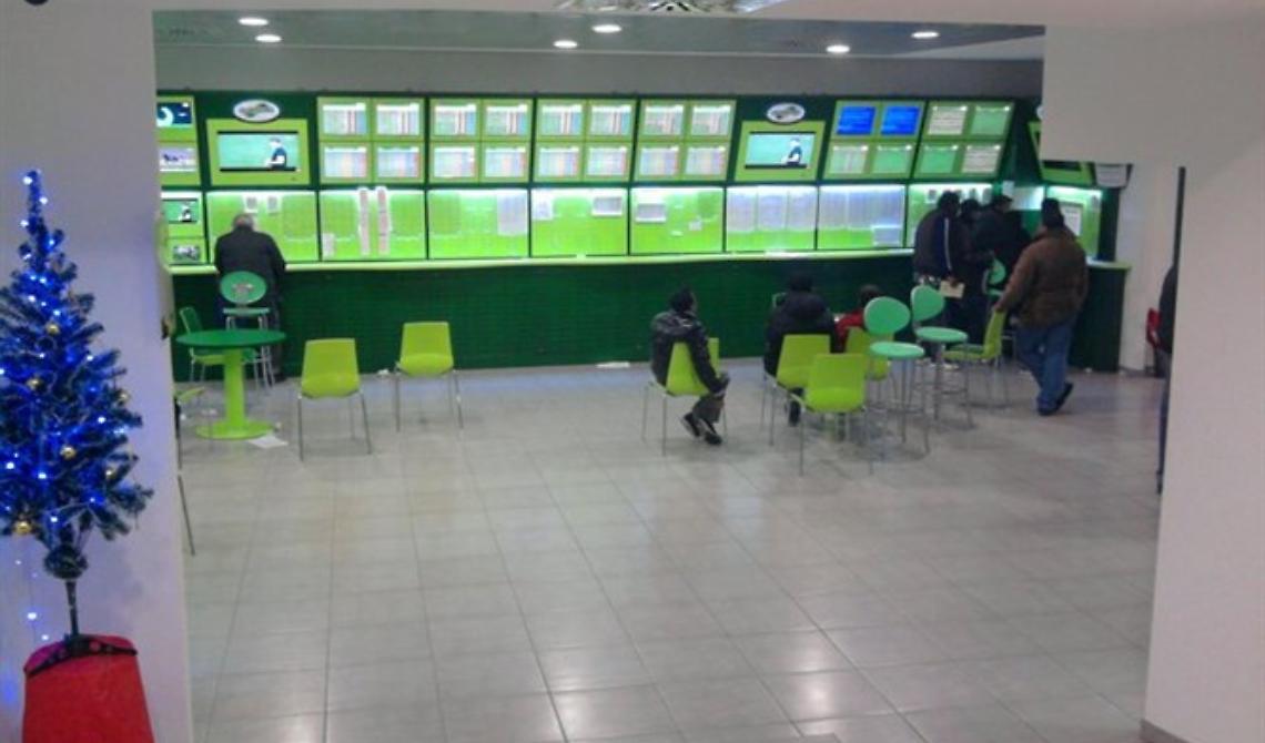 Foggia, furto al caveau del centro scommesse "Better" di piazza Aldo Moro