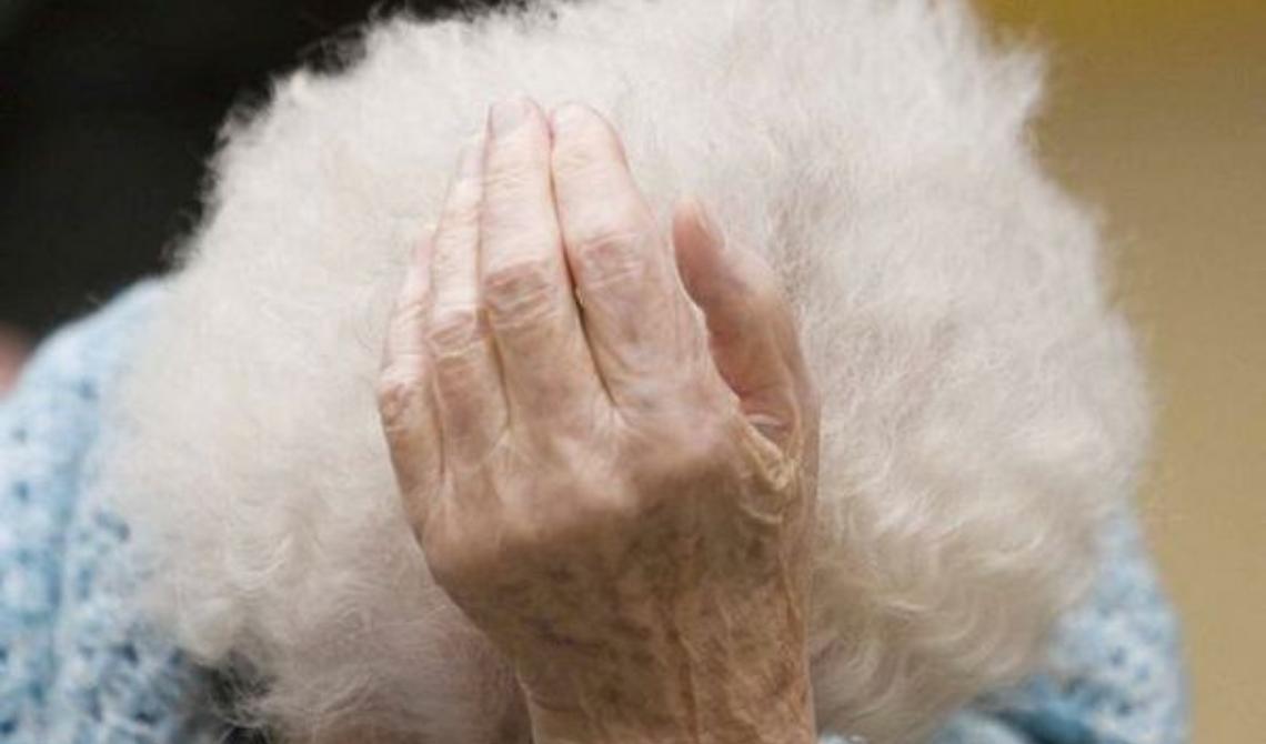 La morte che si sigilla con l'indifferenza dei vivi 