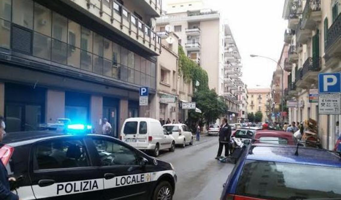 Lotta all'abusivismo commerciale: sgomberato il mercatino di Via Gioberti