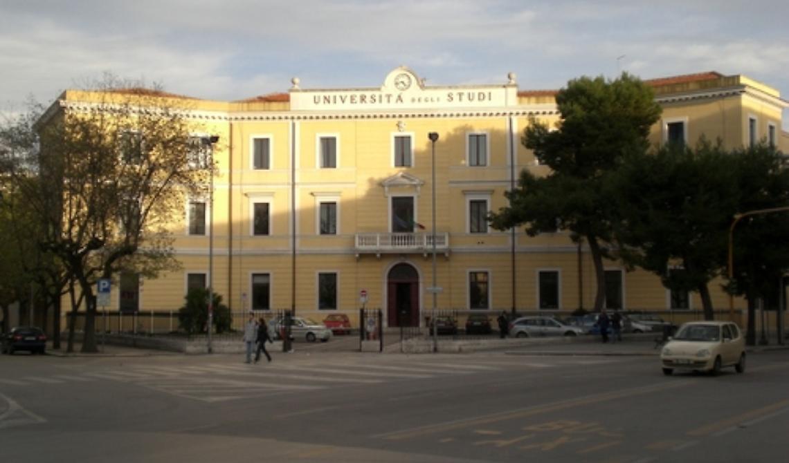 Unifg, consegna di una copia della Costituzione alle matricole di Giurisprudenza