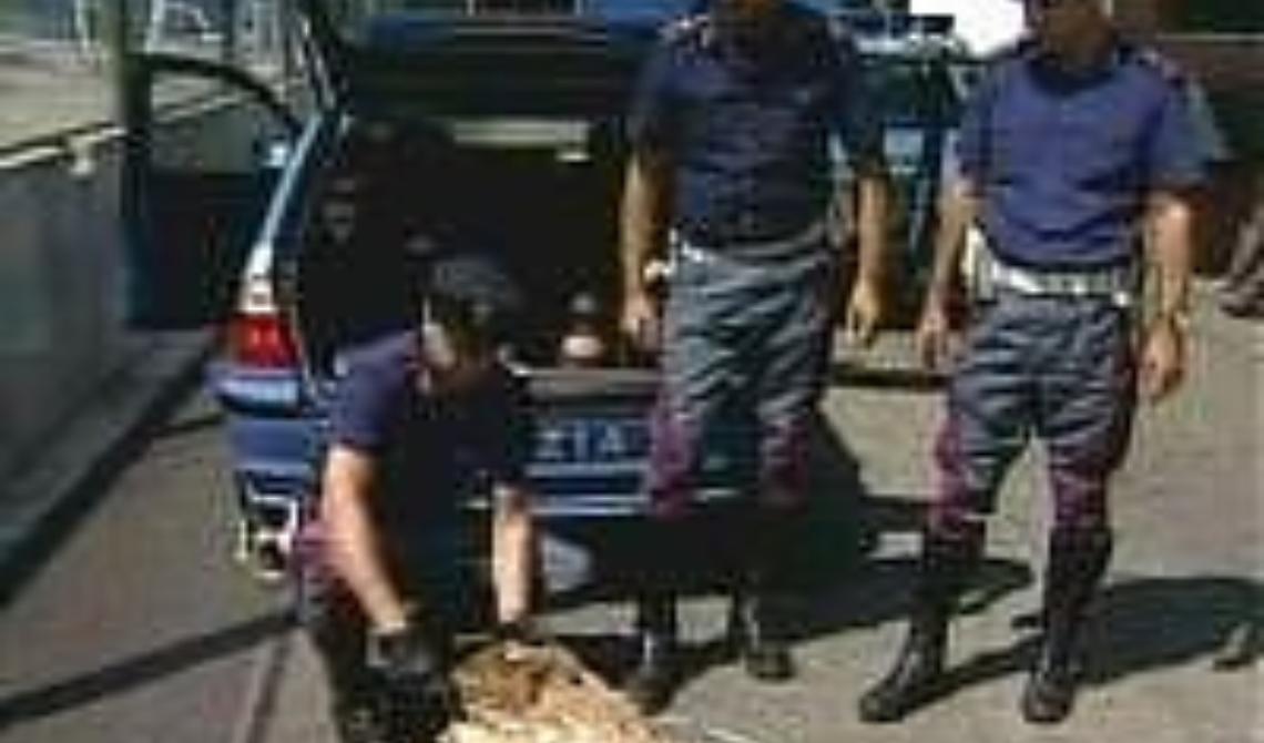 Statale 17, lancio di sassi dal cavalcavia: colpita una Jaguar