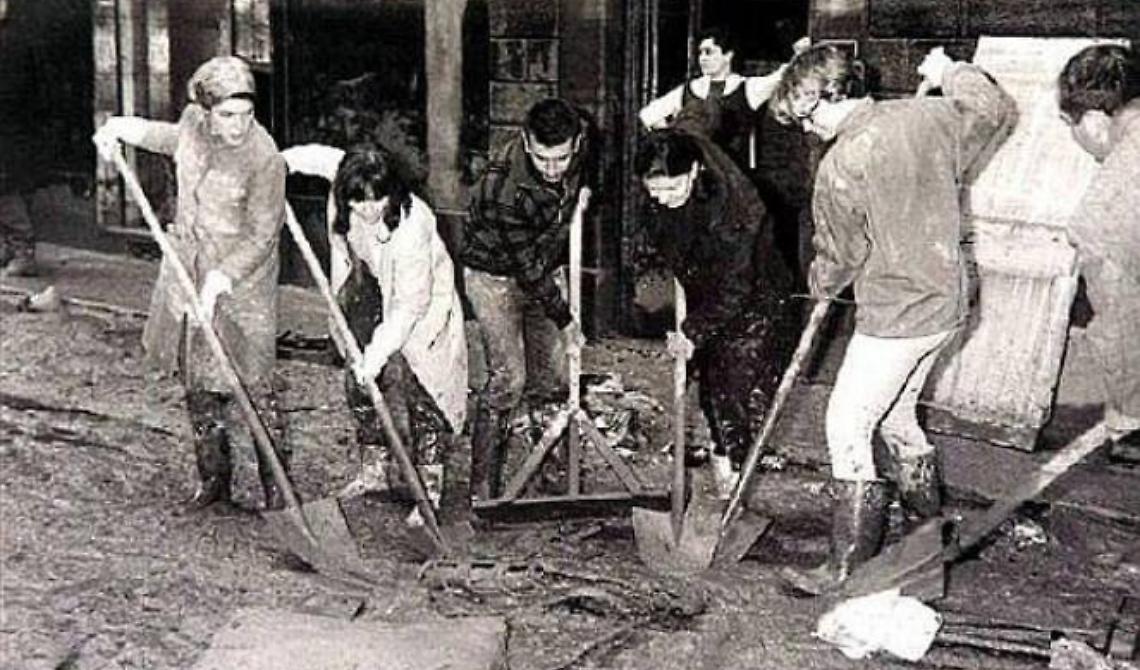 Oggi, 5 Novembre 1966, Firenze viene sommersa dall'Arno: da Foggia arrivano 70 "Angeli del fango" per salvare i libri della Biblioteca Nazionale