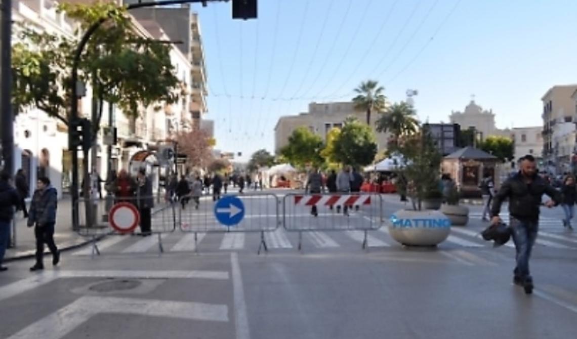 Armato di martello distrugge vetrine dei negozi: arrestato