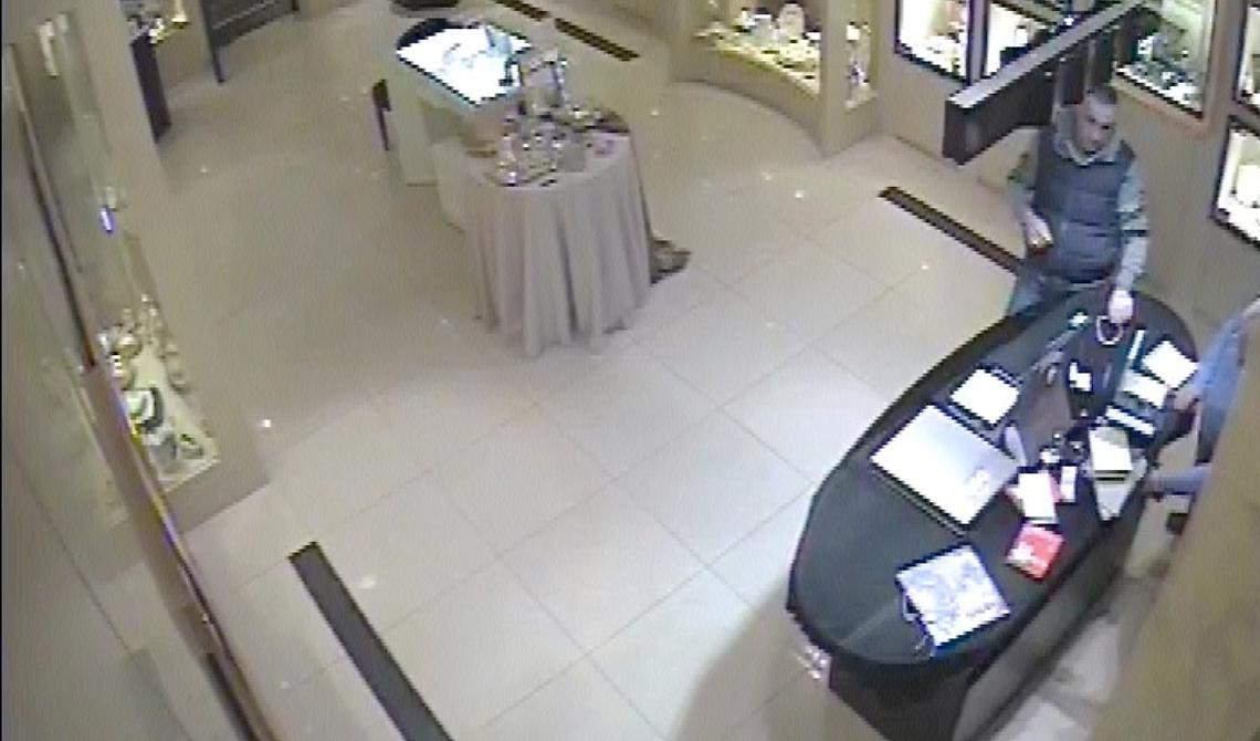 Si finse cliente e rubò collier: individuato e denunciato un foggiano 41enne