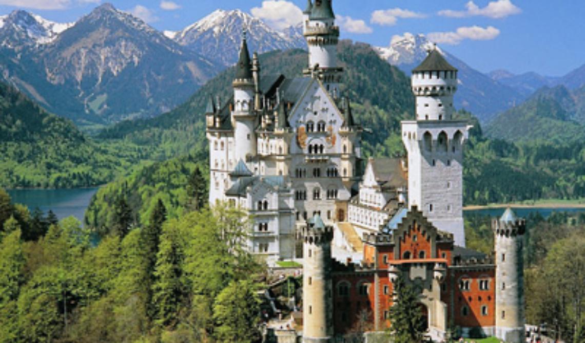 Le promette il castello delle principesse ma le ruba il patrimonio: denunciati tre foggiani