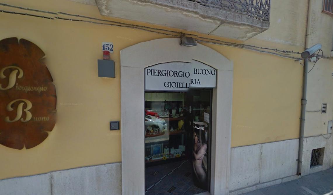 San Severo, tre banditi rapinano la gioielleria Buono e picchiano il titolare