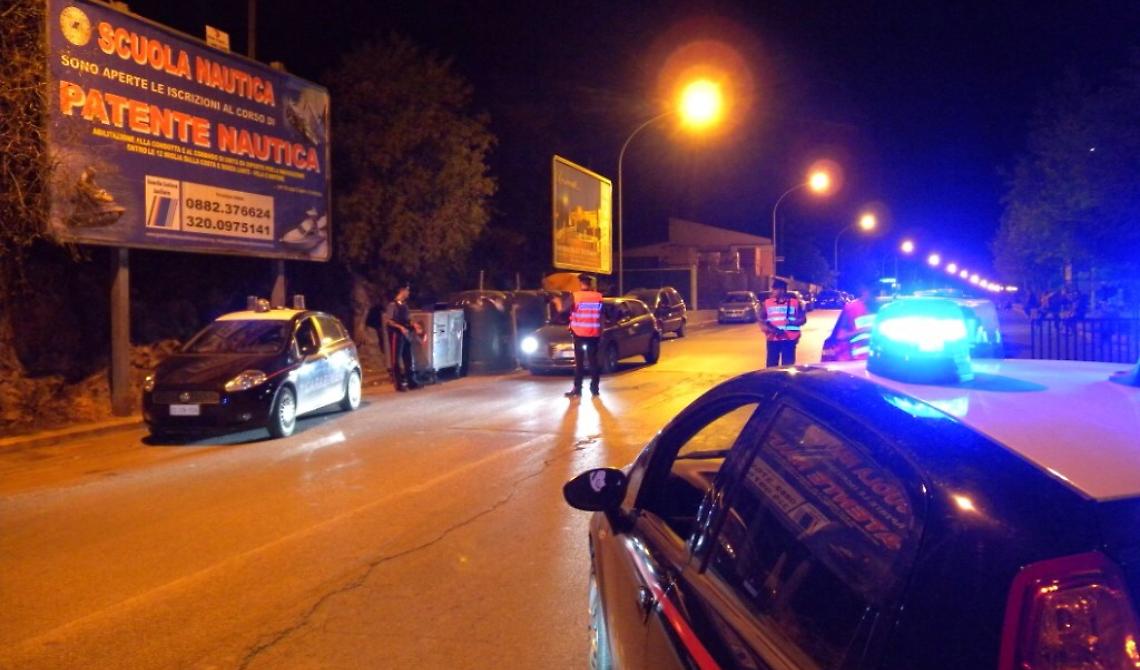 Via Giussani, in quattro mascherati picchiano e rapinano cameriere 