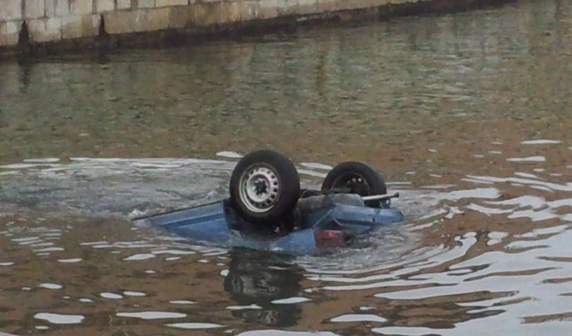 Manfredonia, auto in mare: salvo il conducente 