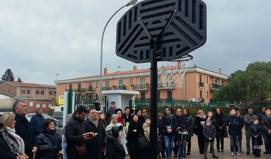 San Severo, i giocatori di basket donano due canestri alla parrocchia
