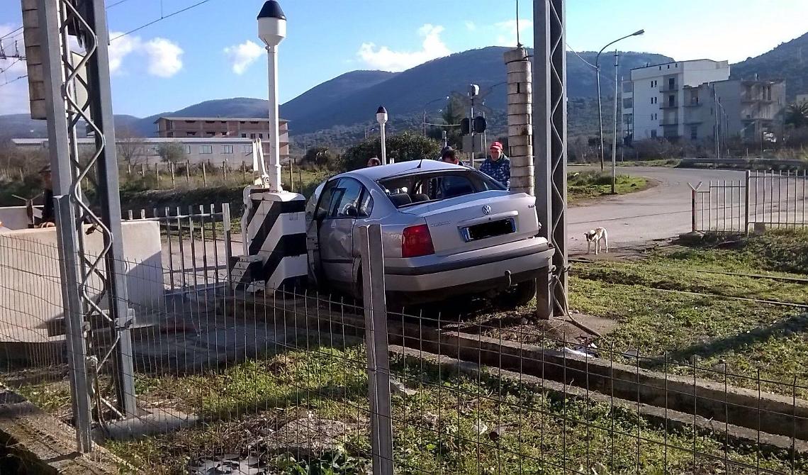 Cagnano Varano, auto travolta da treno: bimbo ferito 
