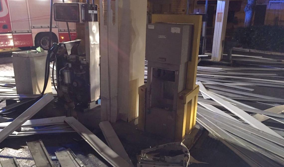 "Self service" con esplosivo da parte dei delinquenti alle pompe di carburante di Foggia