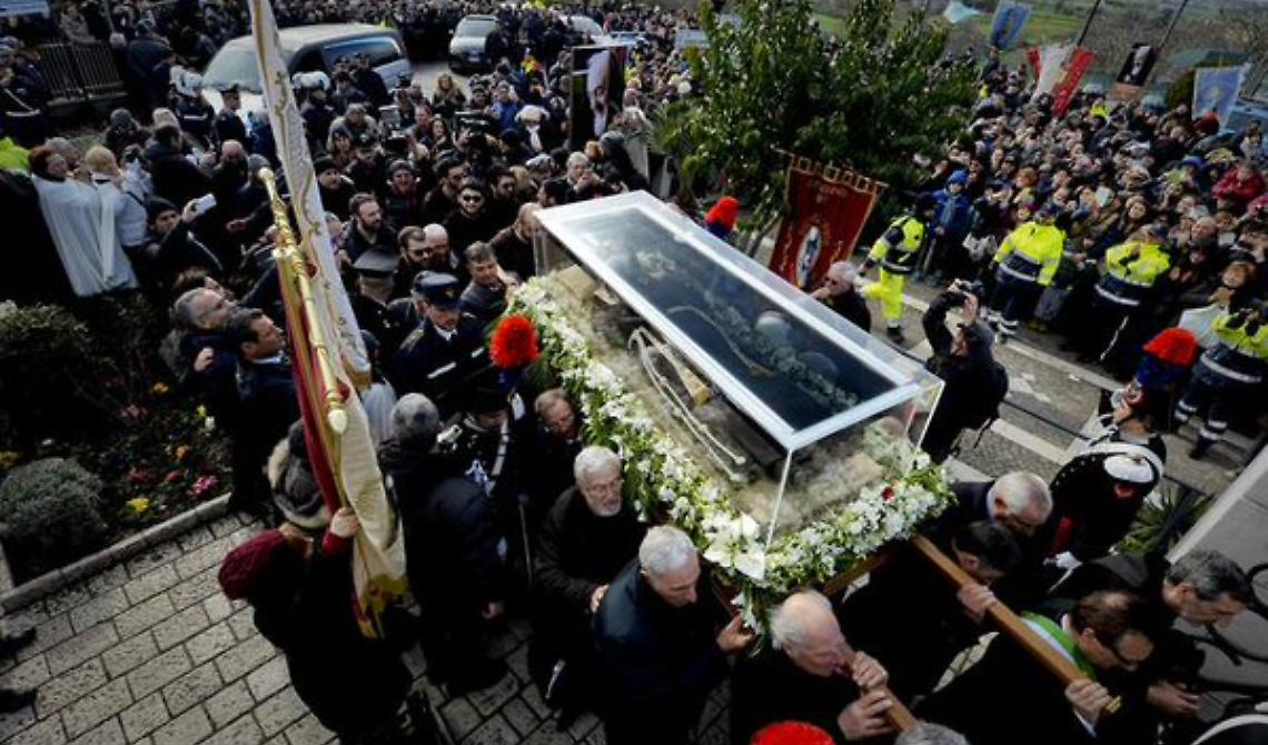 Migliaia di fedeli per Padre Pio oggi a Pietrelcina, domani mattina è atteso a Foggia