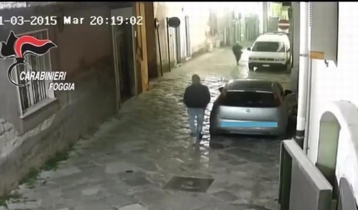 Le scippa la borsetta davanti all'occhio elettronico della videosorveglianza: carcere per un 23enne