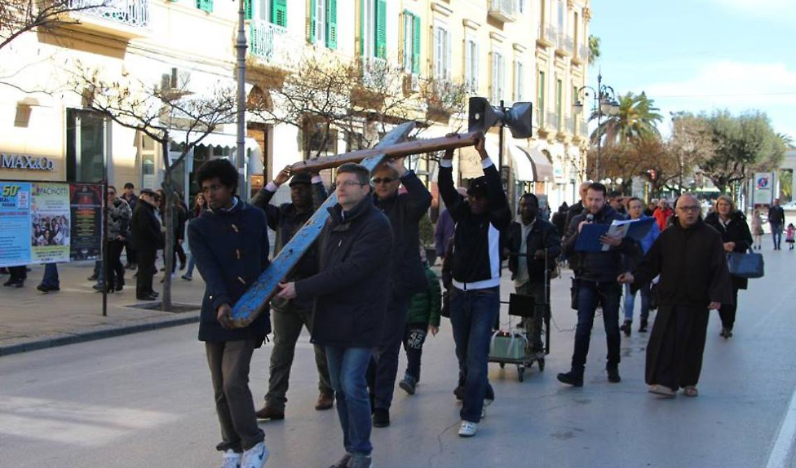 La Croce dei Migranti per le strade di Foggia