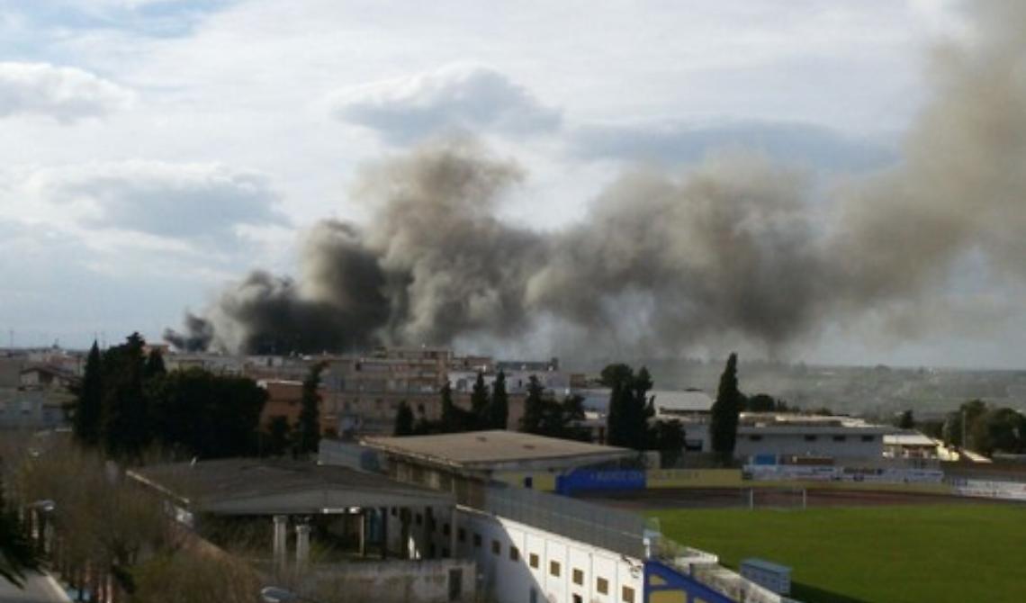 Cerignola, a fuoco un autoparco: lo stesso incendiato tre anni fa