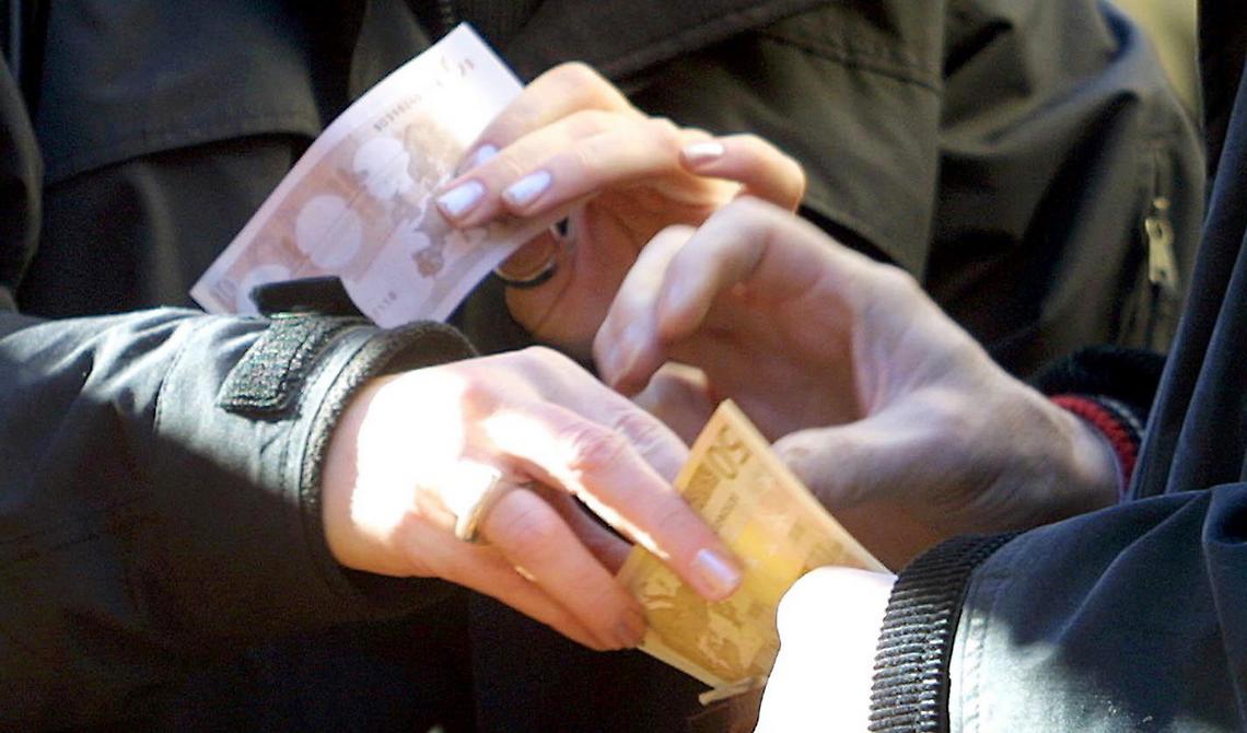 Presta una somma di denaro ed impone tassi di interesse alle stelle: arrestata usuraia