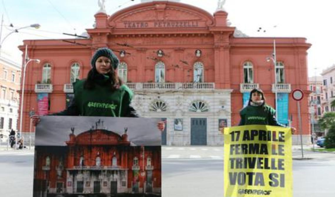 Anche a Bari la provocazione Greenpeace per votare SI al referendum NoTriv