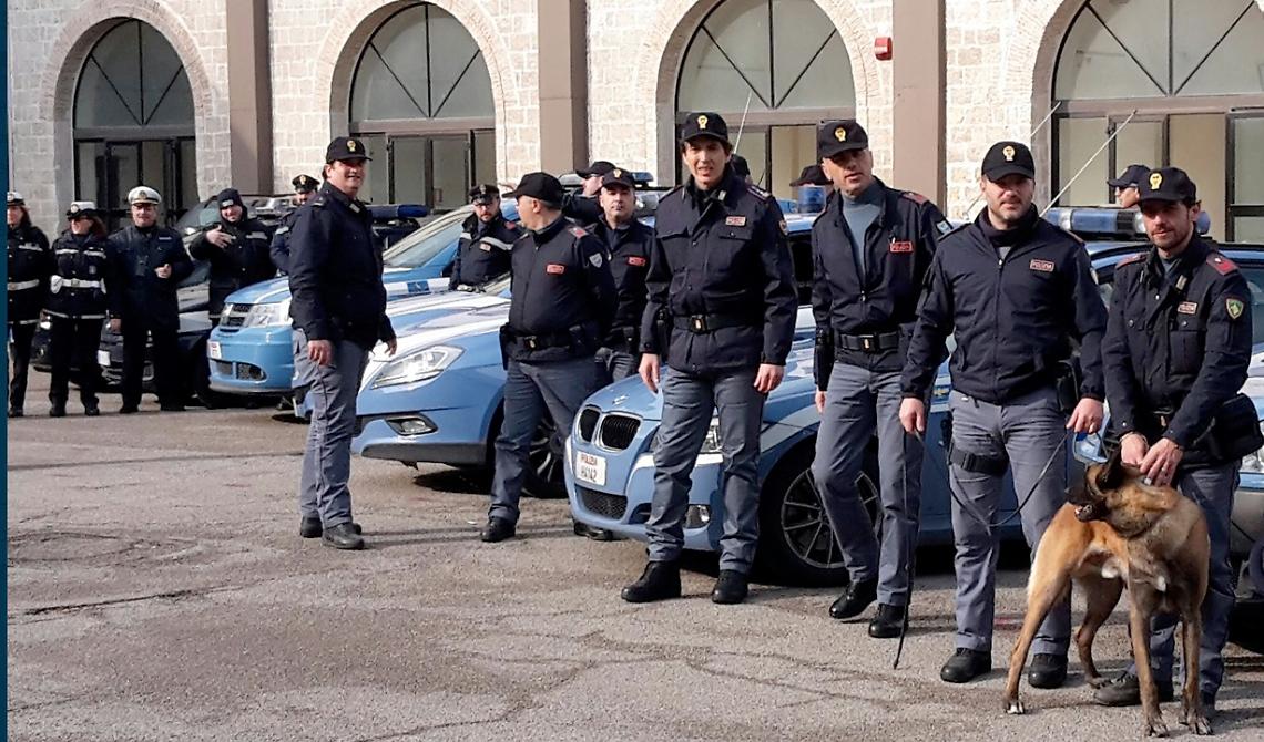I poliziotti scendono in strada per combattere il crimine: posti di blocco in città