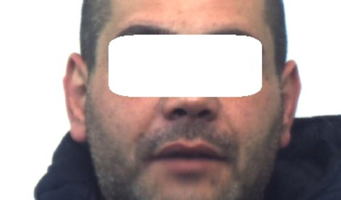 Bombe, kalashnikov e droga nel garage di un insospettabile