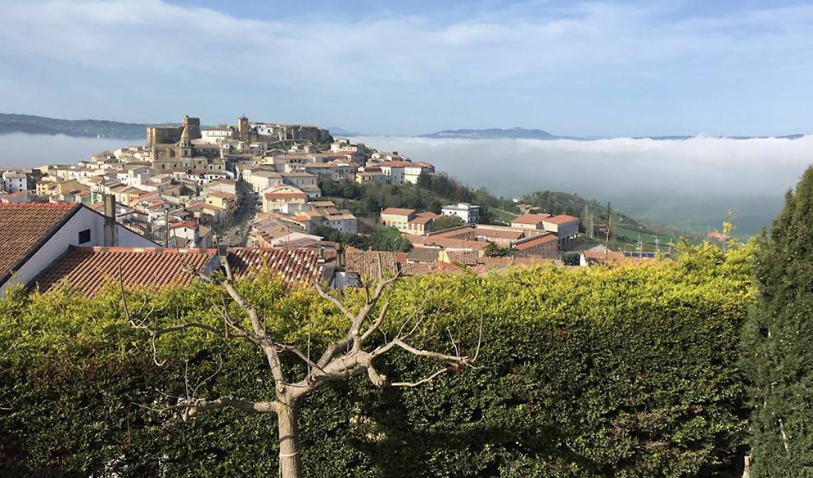 Affacciati su di un traffico caldo di ali
