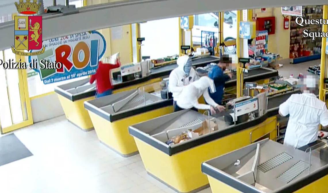 Irrompono nel market urlando
