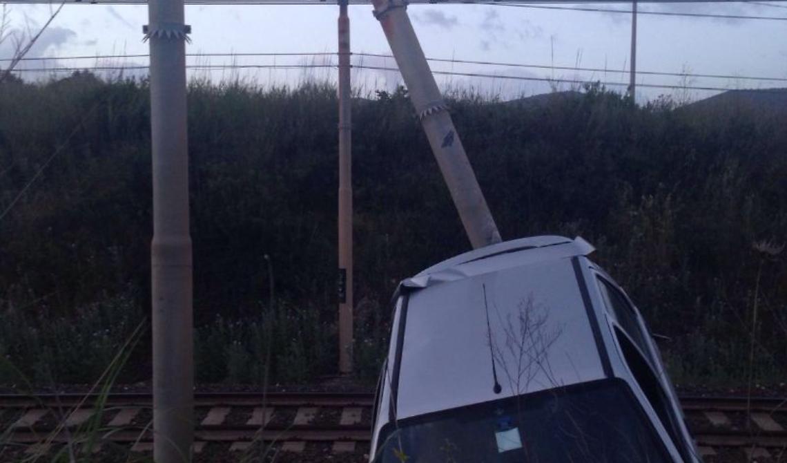Ortanova, auto su binari: traffico ferroviario in tilt