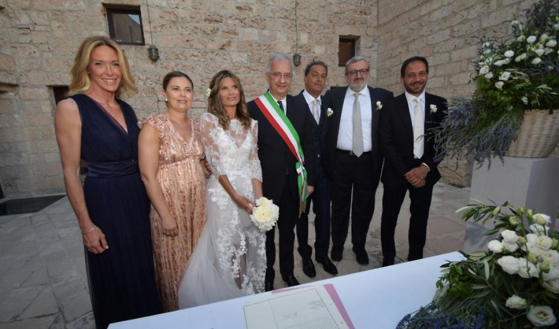 Lui (Pd) e lei (Forza Italia) sposi in Puglia, con Emiliano a far da testimone