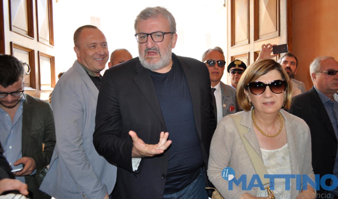 Emiliano: «Chiudere i centri commerciali nei giorni di festa»