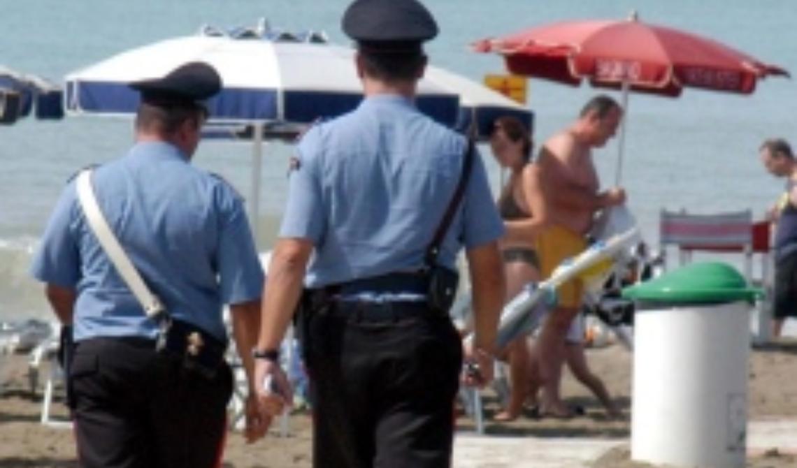 Furti sotto l'ombrellone: tre ragazzini presi con le mani nel sacco a Margherita di Savoia
