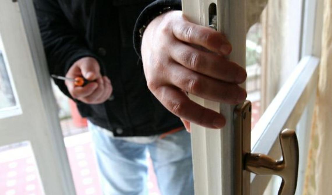 Via Conte Appiano, furto in casa: ladri portano via oro e 400 euro