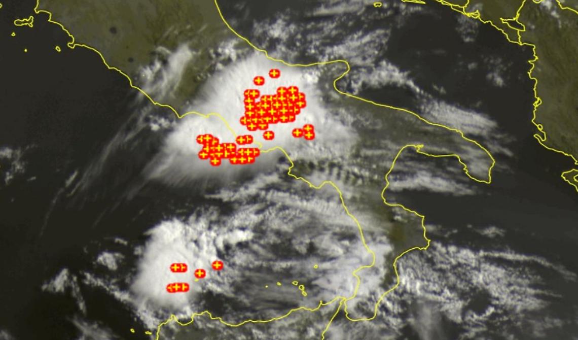 Inizio estate elettrica nel Subappennino: in tre ore sono caduti 4mila fulmini