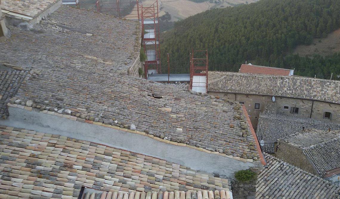 La Chiesa Madre di S. Agata cade a pezzi, Regione e privati danno i soldi e l'Arcivescovo "dorme"
