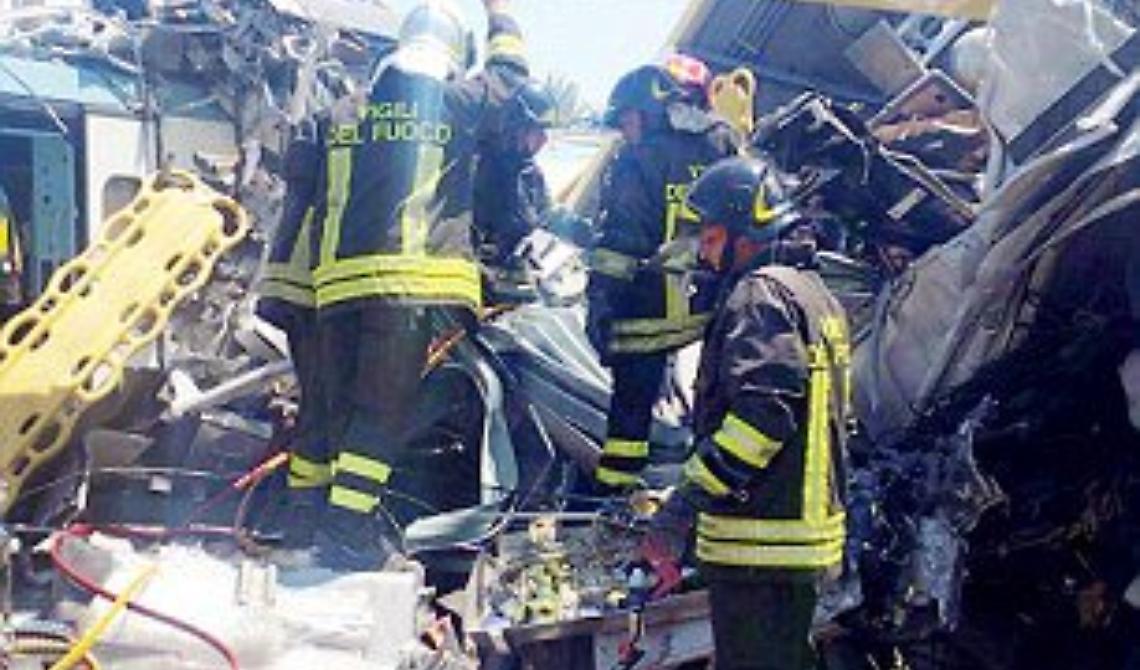 Tragedia ferroviaria, Emiliano sul posto a gestire l'emergenza: «Non servono altri medici»